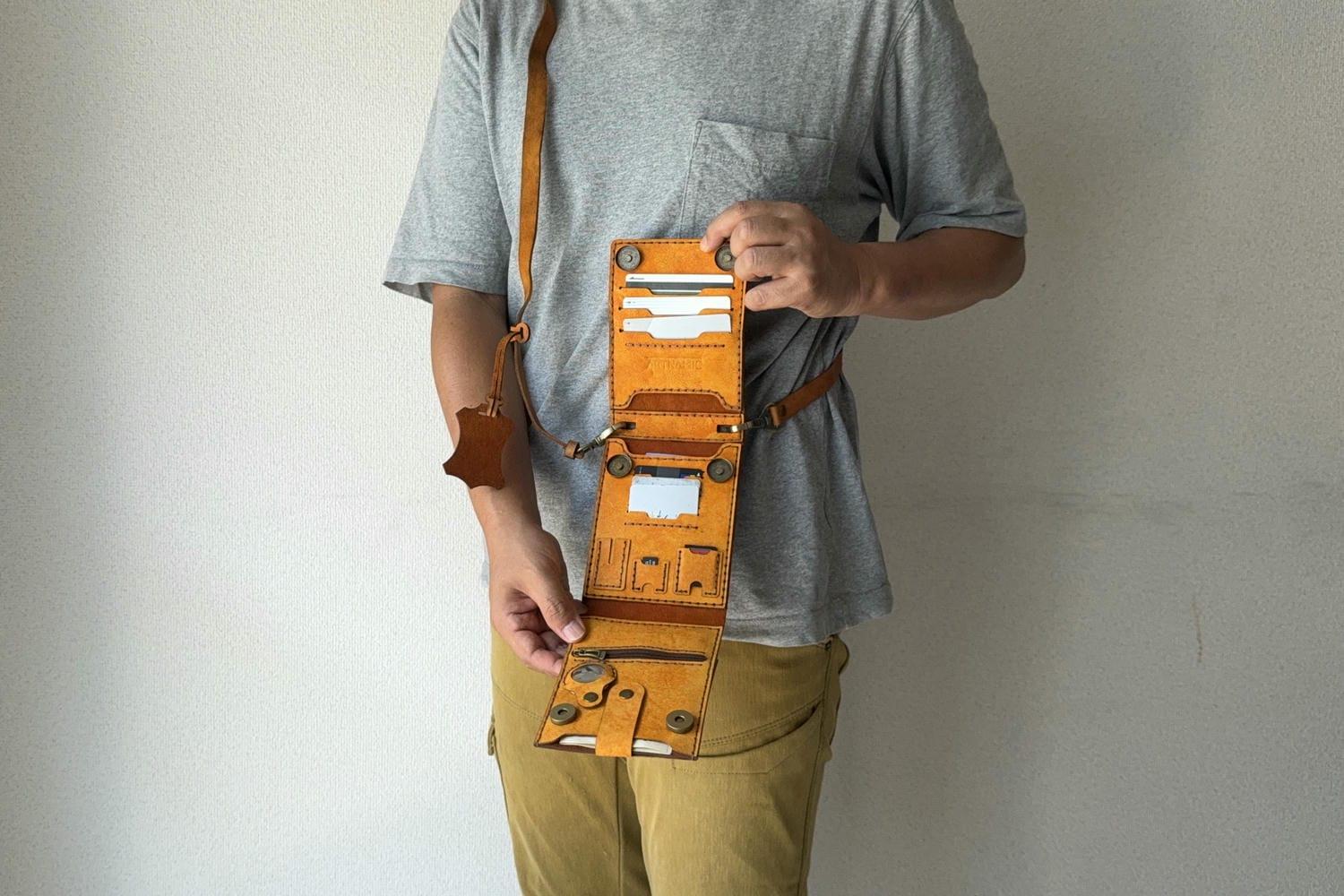 20ポケットで必需品を一元管理！キャメルレザー多機能ポーチなら探さ