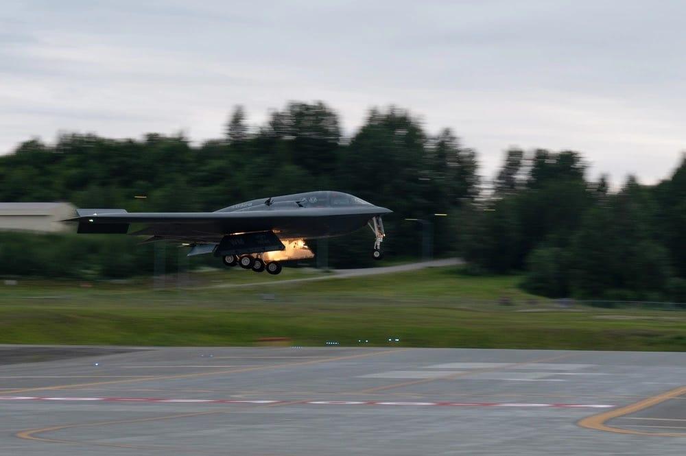 USAF B-2 ステルス爆撃機 B-2スピリット：ステルス・ボンバー無尾翼の戦略爆撃機 | 写真で