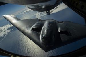アメリカ軍は約30年前のステルス爆撃機「B-2」をいかにして高性能に維持しているのか