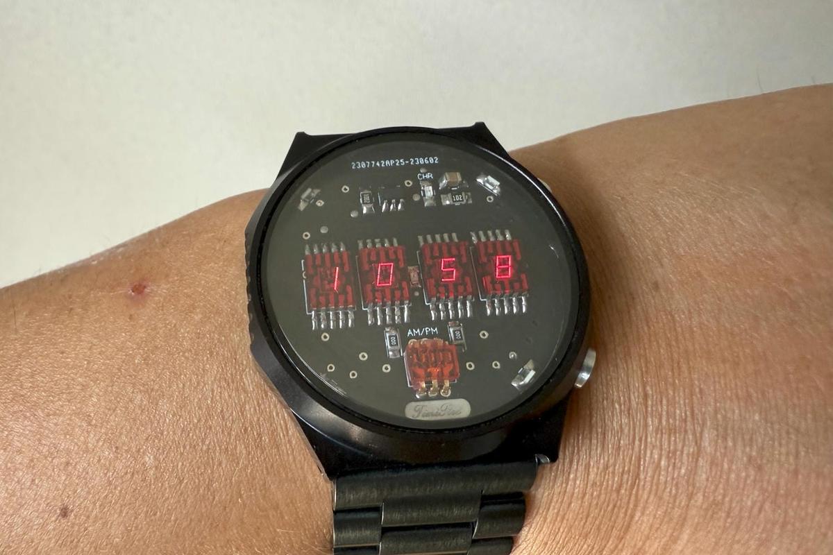 見るたびニヤける。“時間を知る”が楽しくなるレトロLEDウォッチ 
