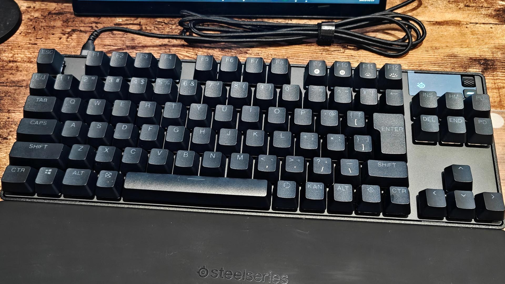 軽快な打ち心地のキーボード「SteelSeries Apex Pro TKL 2023