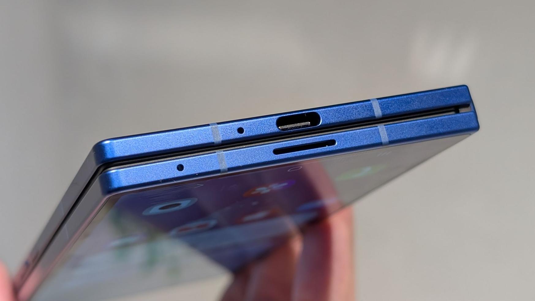 サムスンが新型折りたたみスマホ「Galaxy Z Fold7」を発表。薄型化して
