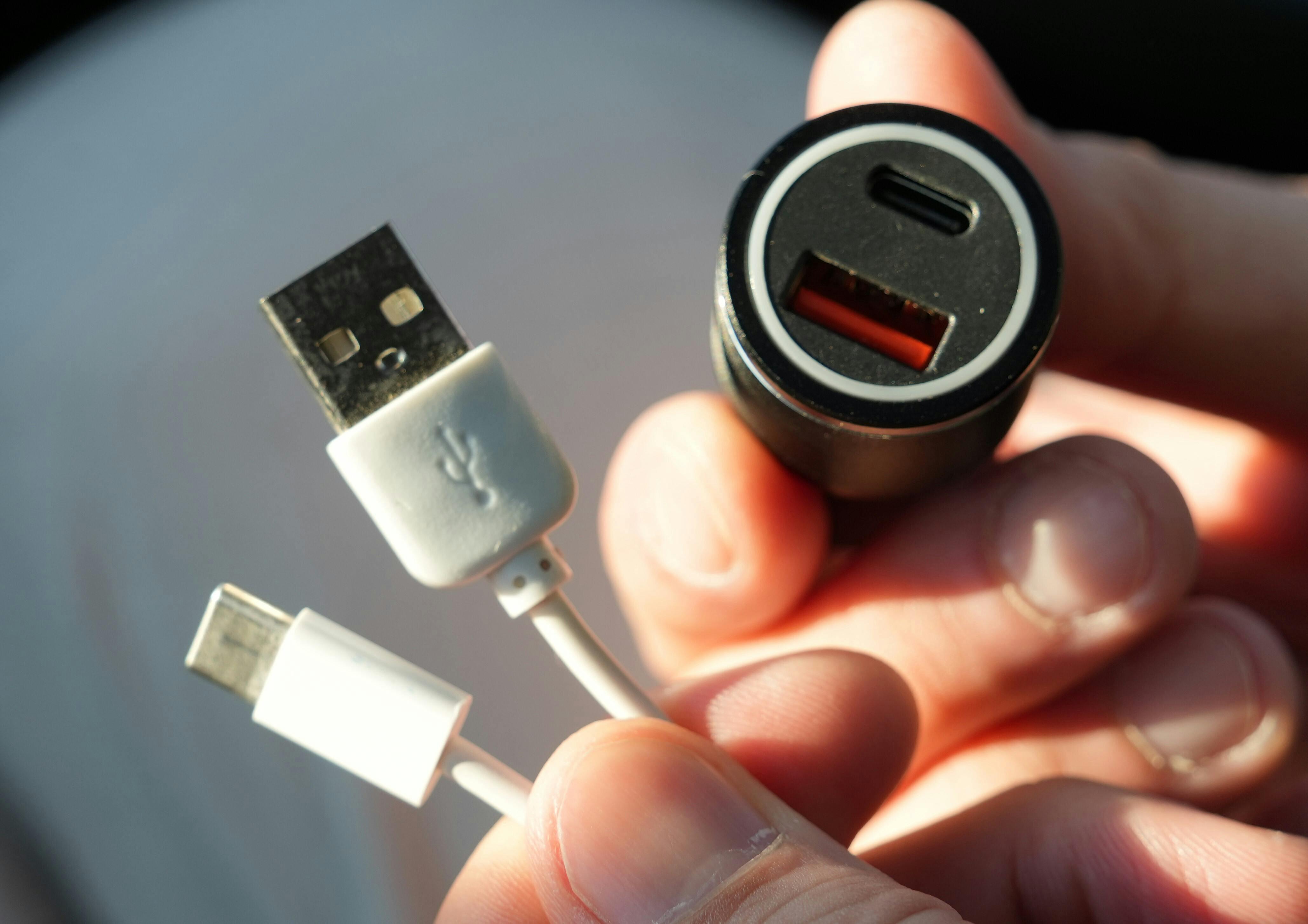 シガーUSBアダプタに完全擬態。電池不要で盗難対策できるスマートタグ