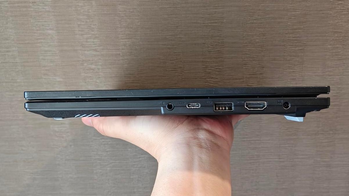 ASUSのノートPC「Vivobook Go 14」レビュー：屋外でも使いやすい丈夫さ