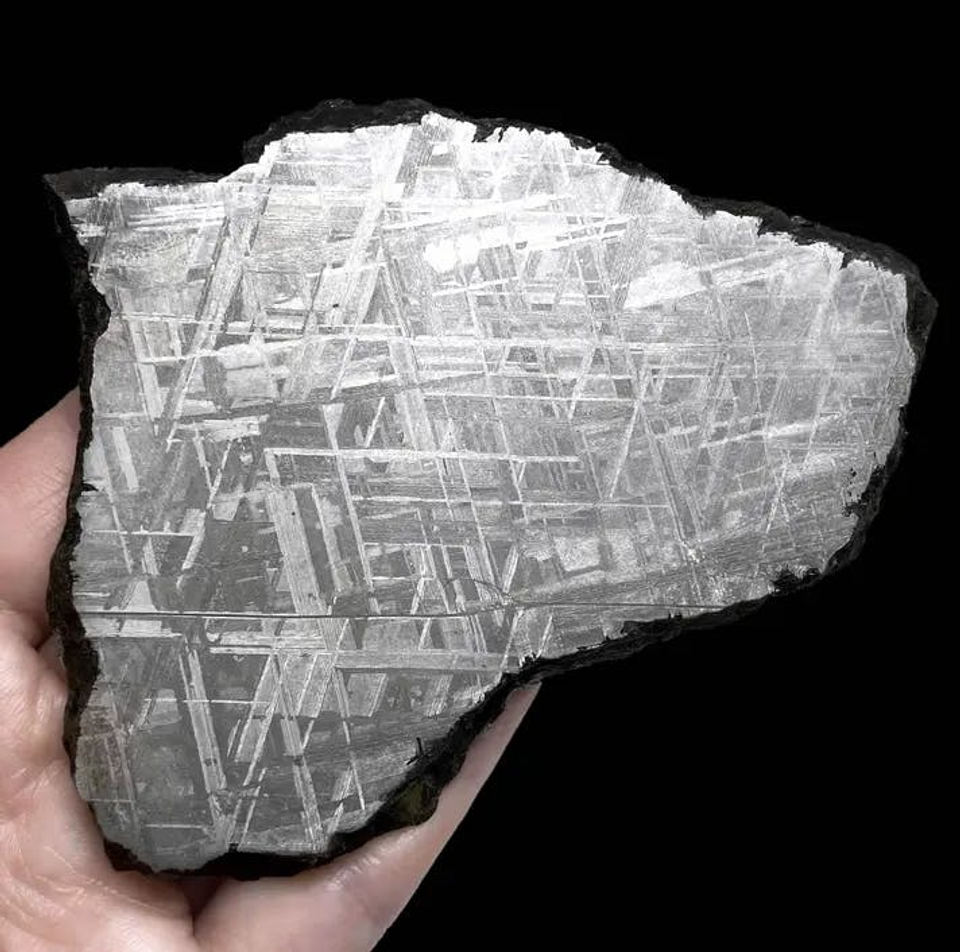地球上では再現不可能！100万年の時を経た隕石の不思議な構造が