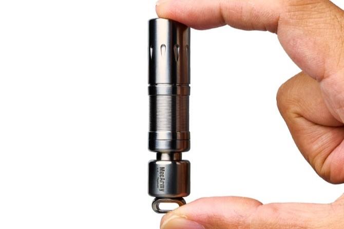 そろそろ終わりだ値…チタン製ハンディライト (検)mcgizmo 重さたったの26g!? チタン製の小型ライトをキーホルダー感覚で持ち歩き