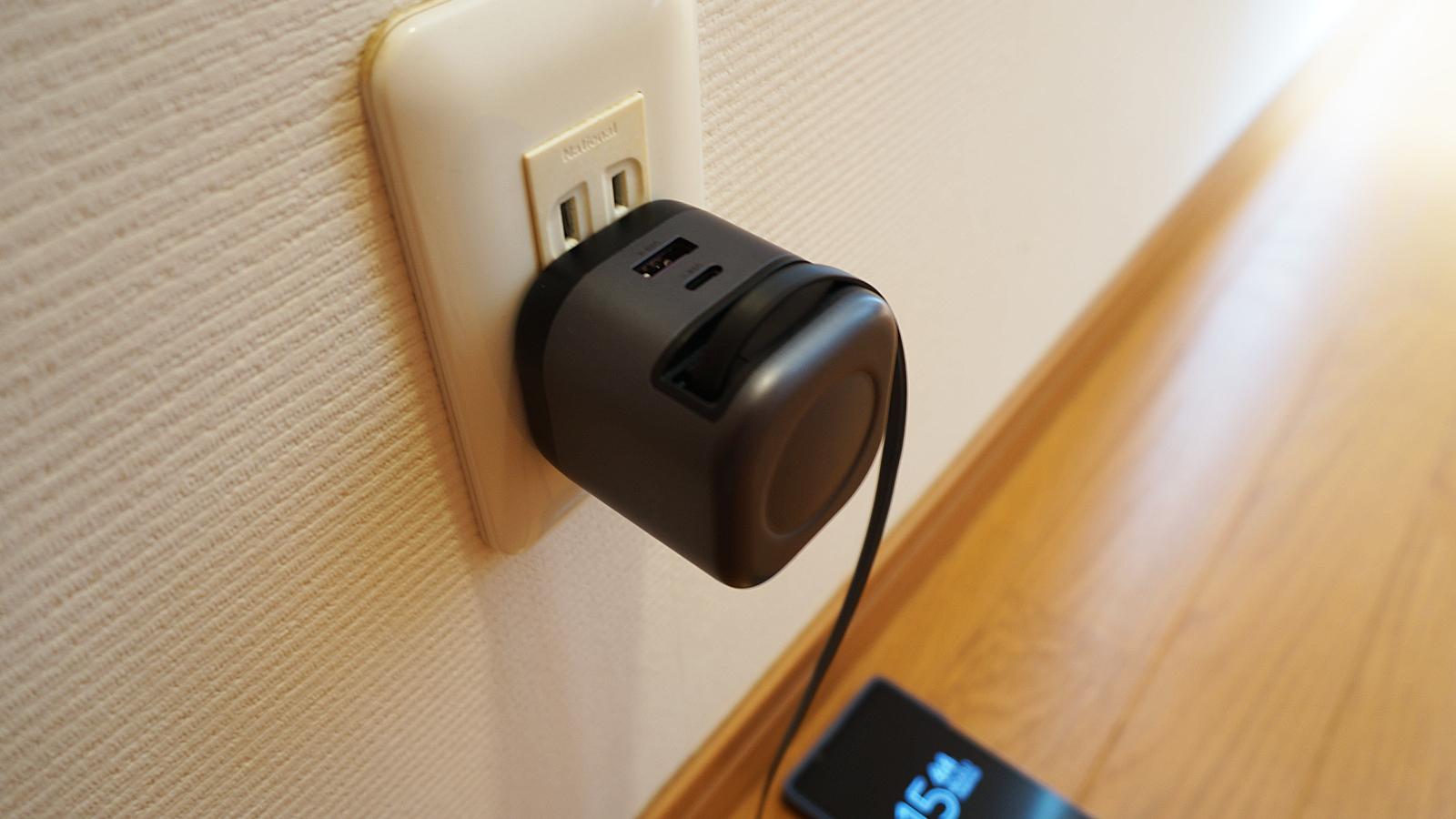 シュルッと「ワンプル」で充電開始。UGREENの巻取り式ならケーブル絡み