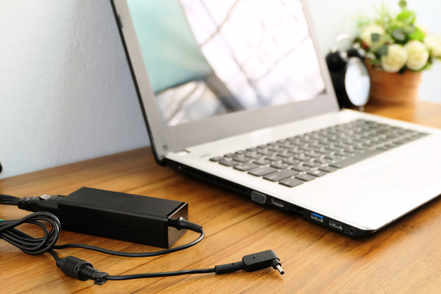 Windows11 OFFICE2021 爆速SSD256GBバッテリー劣化なし Urgent Warning] A problem has occurred with the latest