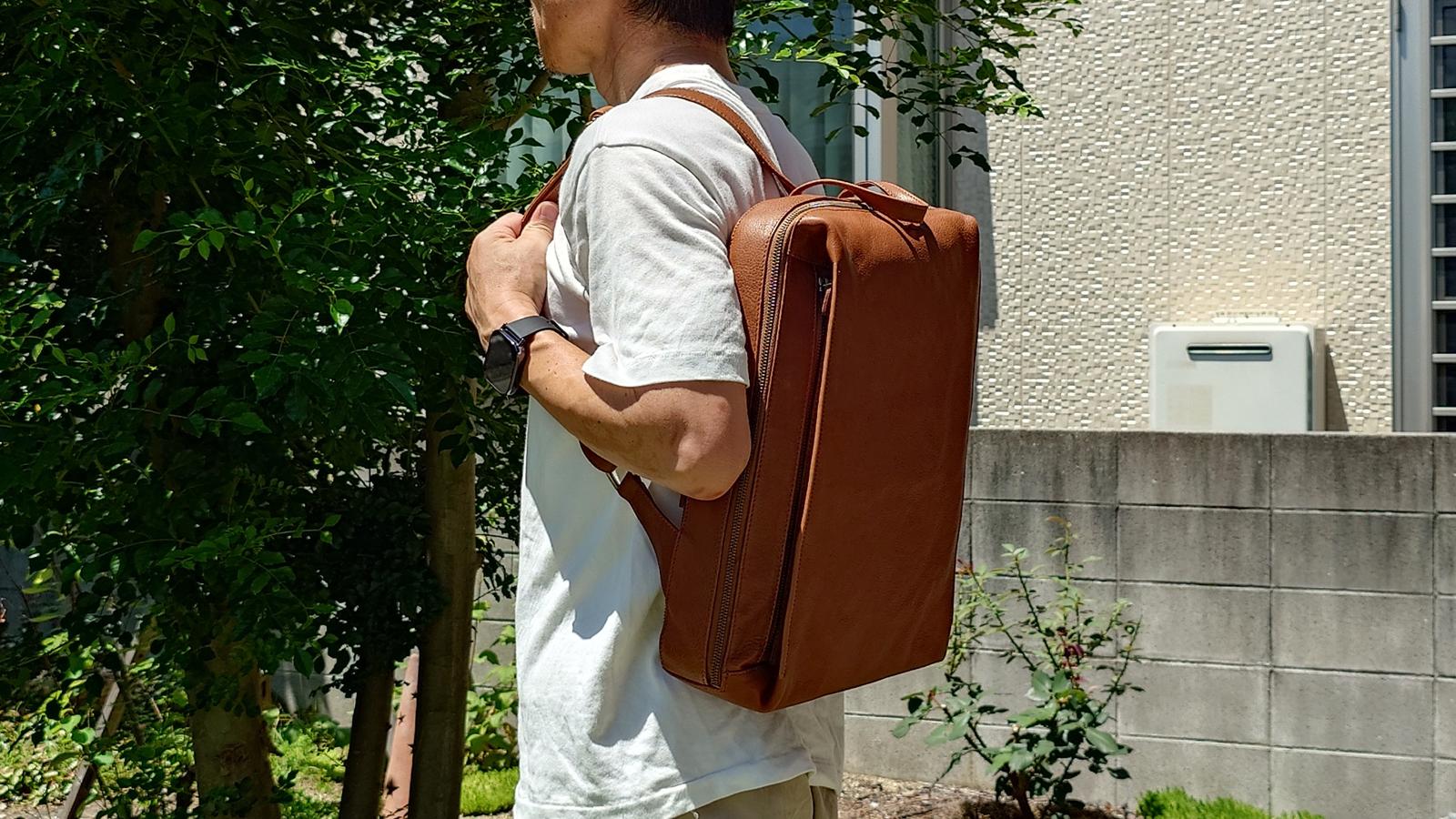 たった5cmなのに収納力バツグン。この本革製リュックは品の良さも