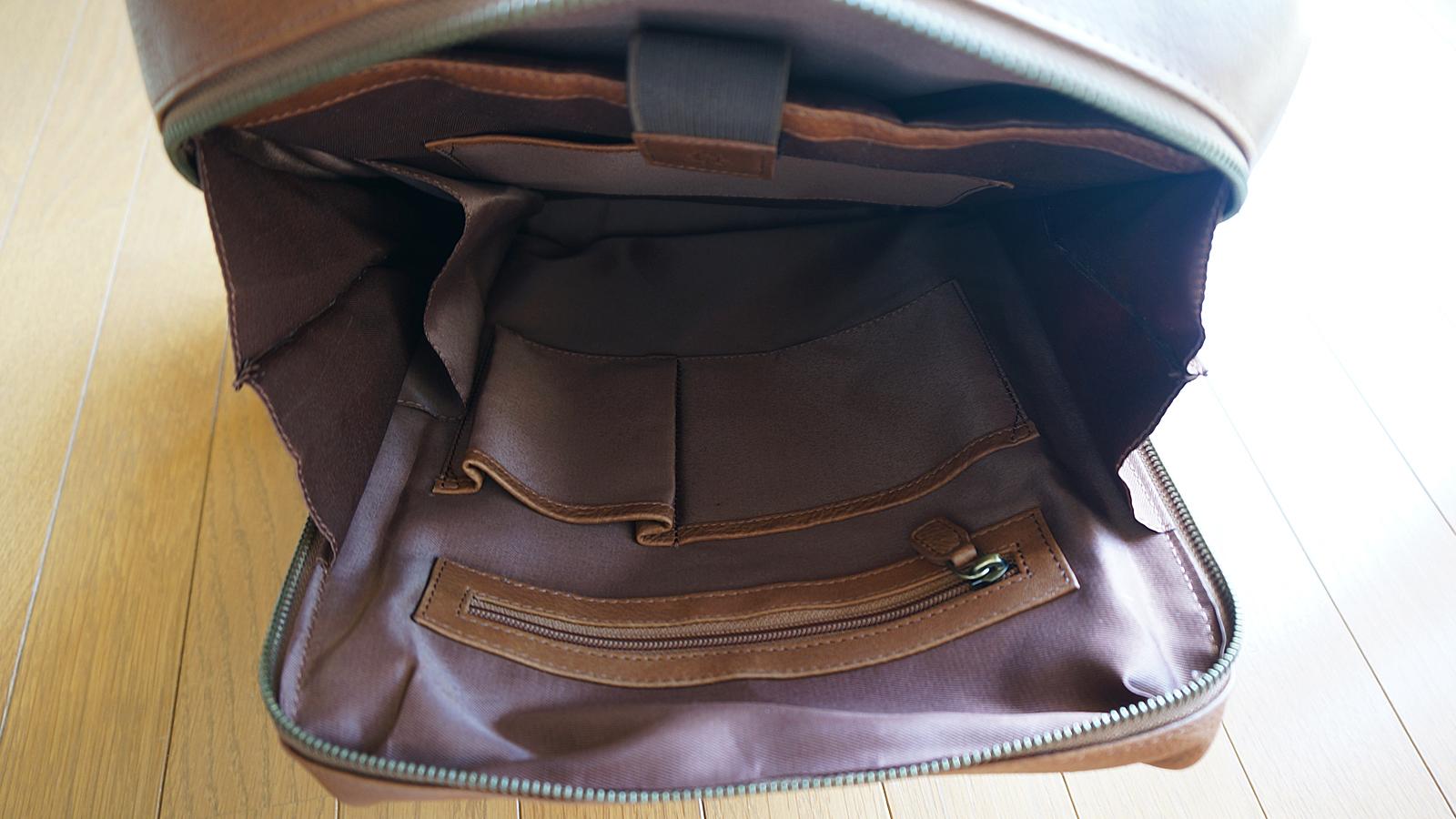 たった5cmなのに収納力バツグン。この本革製リュックは品の良さも