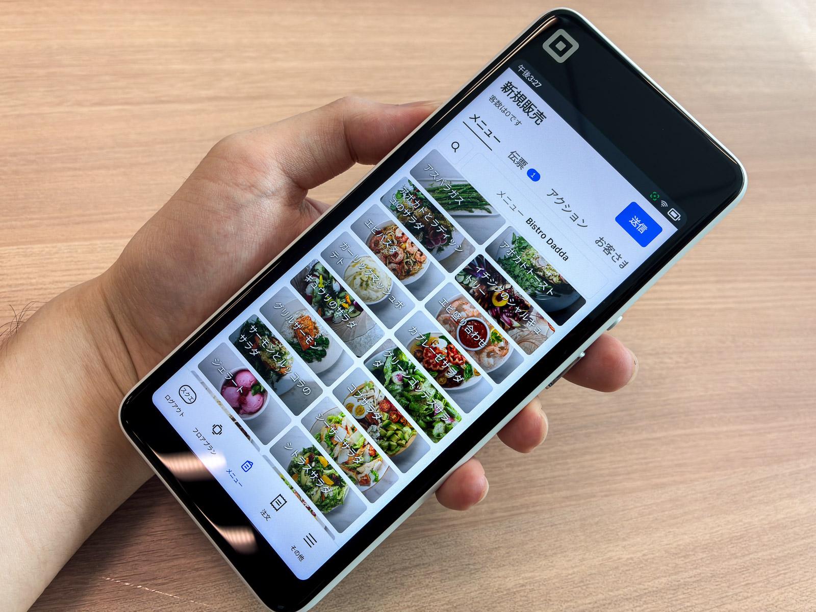Square スマートフォン型デバイスとリモコン Square スマートフォン型デバイスとリモコン