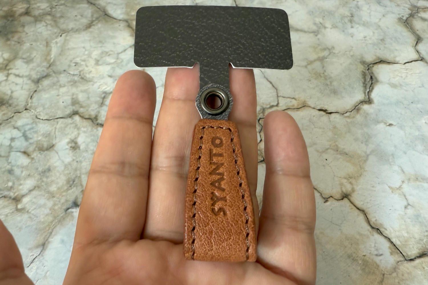 スマホ使いを再設計。鍼灸師が開発の「握らない」スマホリングは吊るす