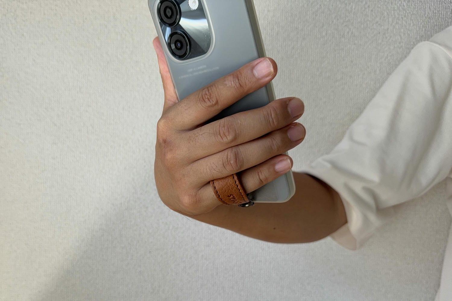 スマホ使いを再設計。鍼灸師が開発の「握らない」スマホリングは吊るす