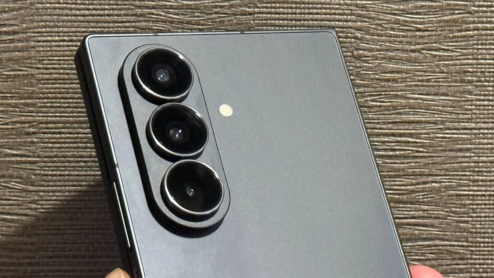 サムスンの折りたたみスマホ「Galaxy Z Fold7」レビュー：進化した携帯