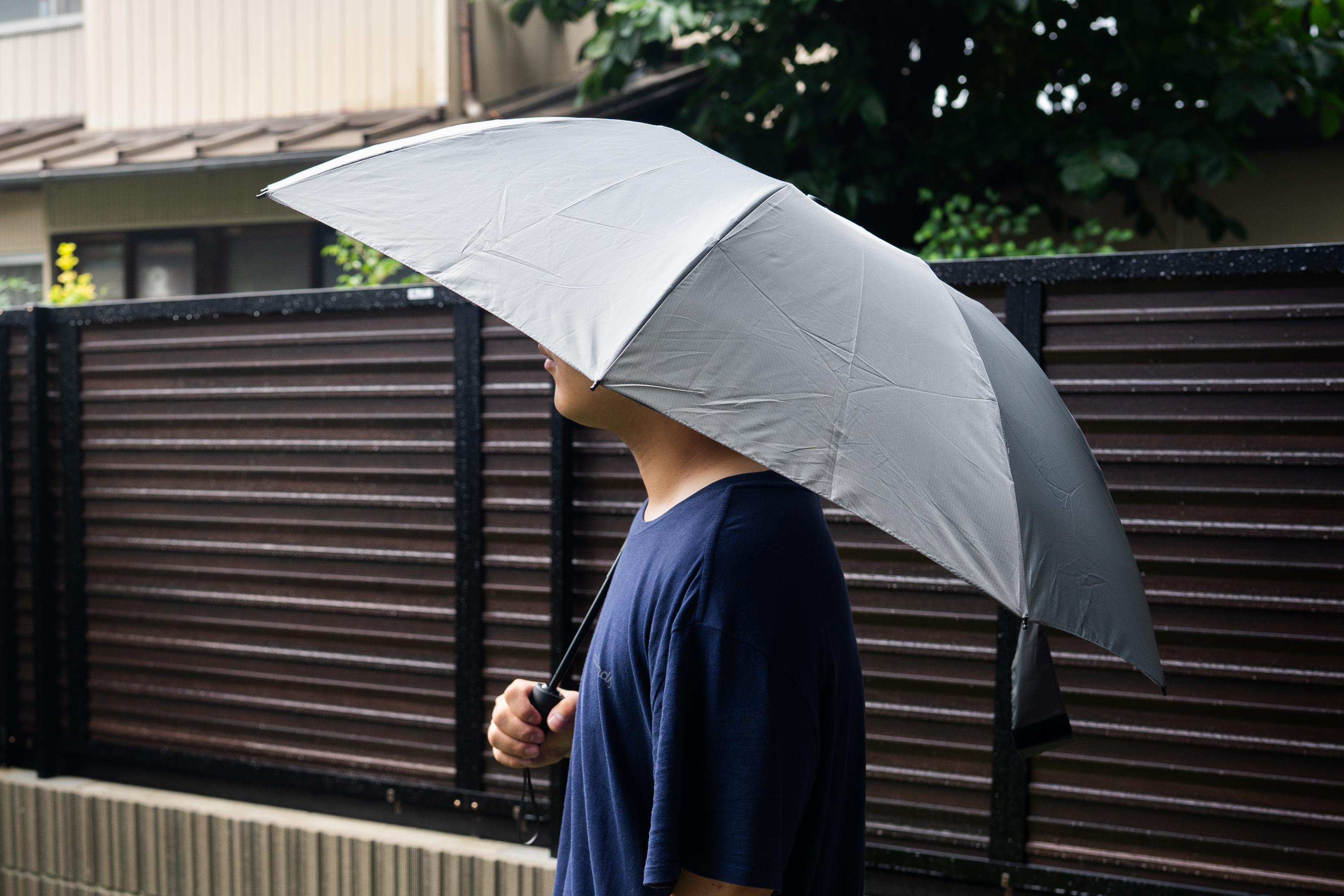 自分も周りも濡らさない。いまさらですが逆折り傘って便利だし、雨の日