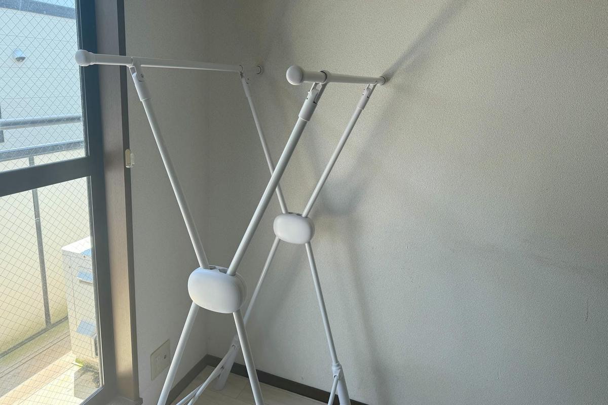 部屋干しの生活感よ、さらば。使わないときは消える物干しが賢すぎた 