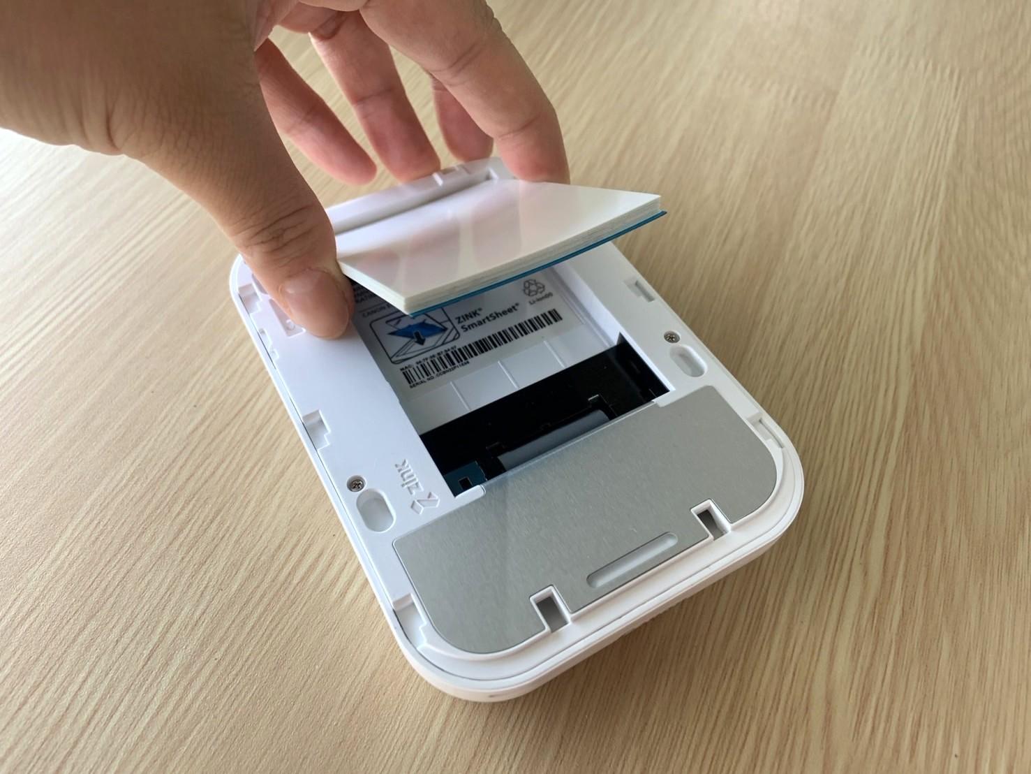 スマホ写真が「ペタっとシール」に。インク交換不要のミニ