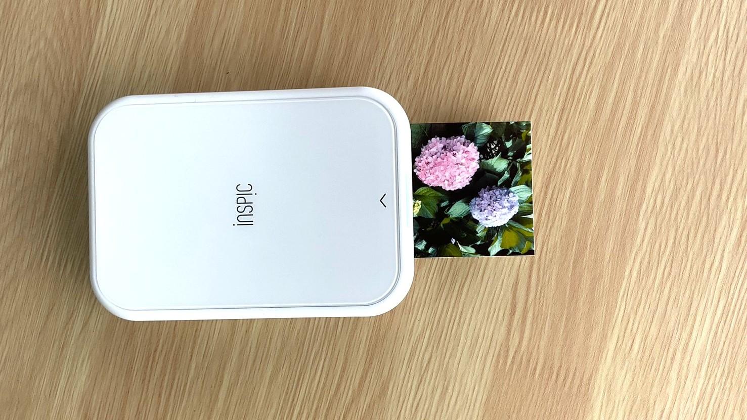 スマホ写真が「ペタっとシール」に。インク交換不要のミニプリンターが