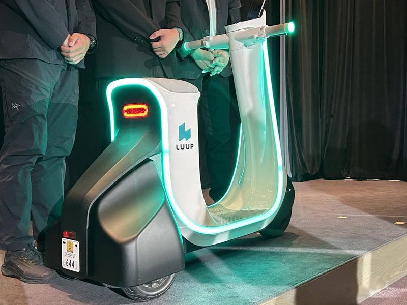 ループ、高齢者も乗れる時速20キロの新車両発表。「電動キックボード 