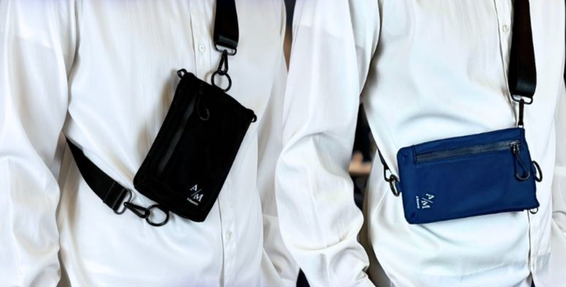 結局、使っちゃうのは縦にも横にも使えるこの薄軽ボディバッグ。幅広の