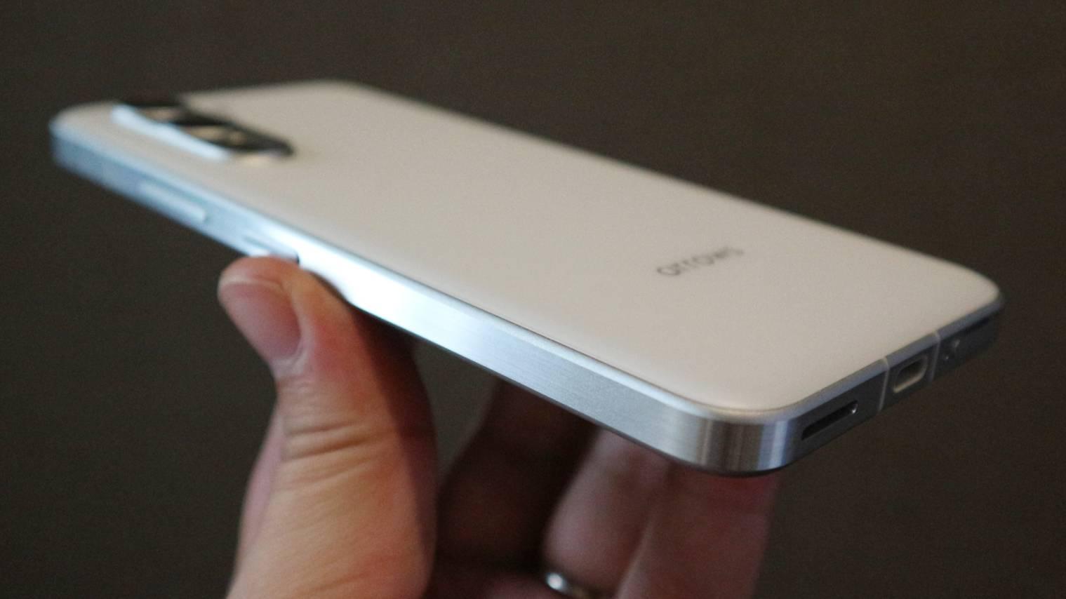 旧富士通の新スマホ「arrows Alpha」レビュー：9万円切り端末の有力な