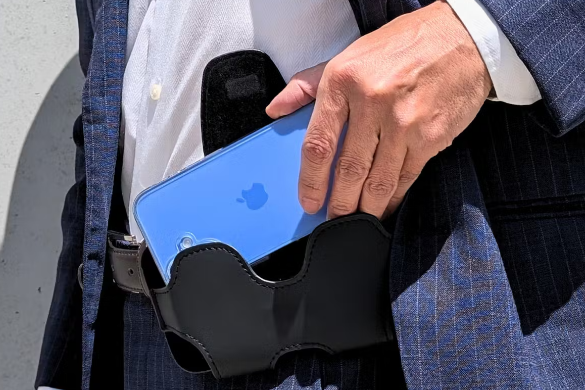 スマホの定位置、まだポケットにしてるの？「装着するホルダー」という