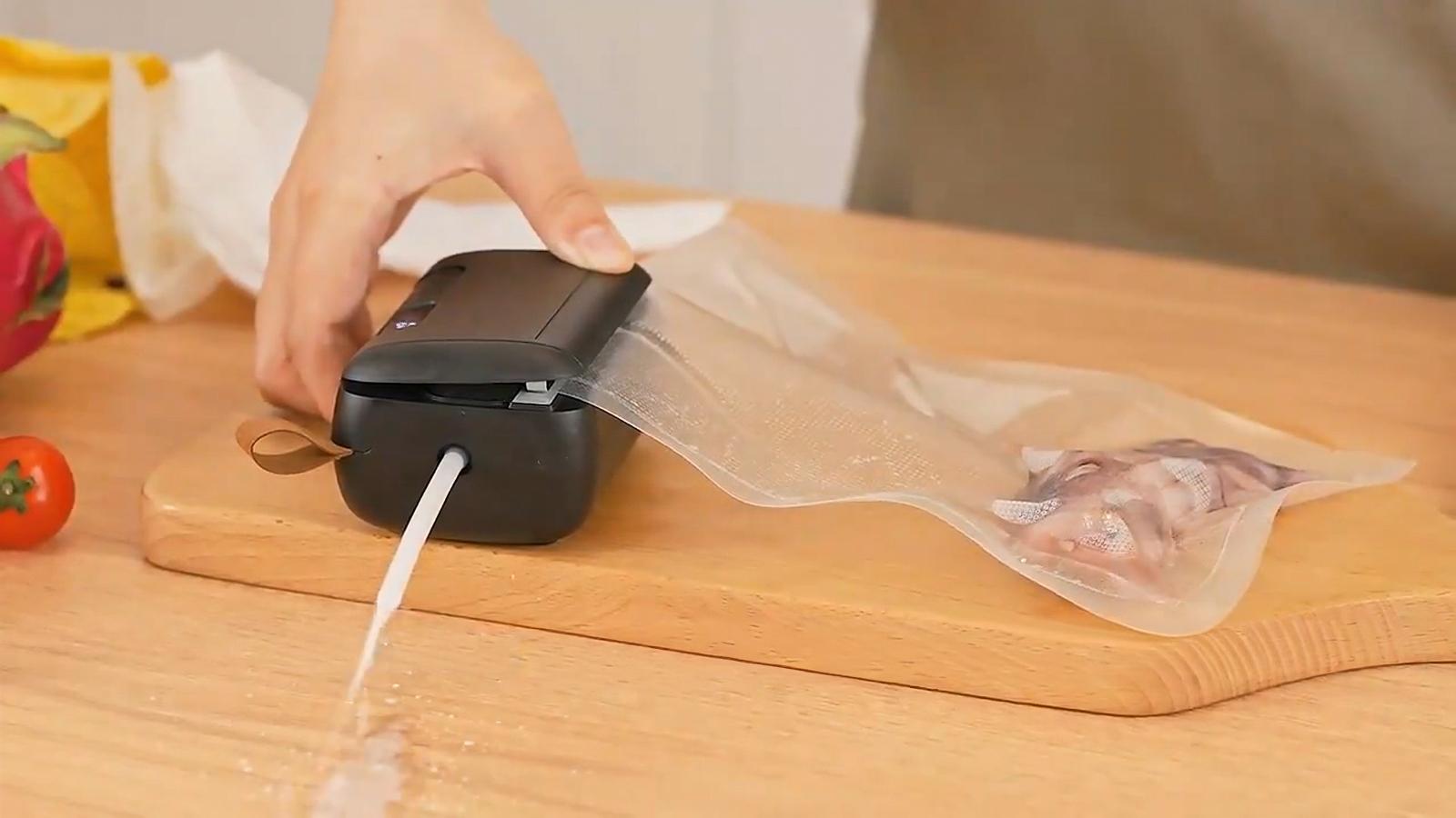 キッチンに1つあると便利！ 食材の鮮度維持も捗る真空シーラーを使って