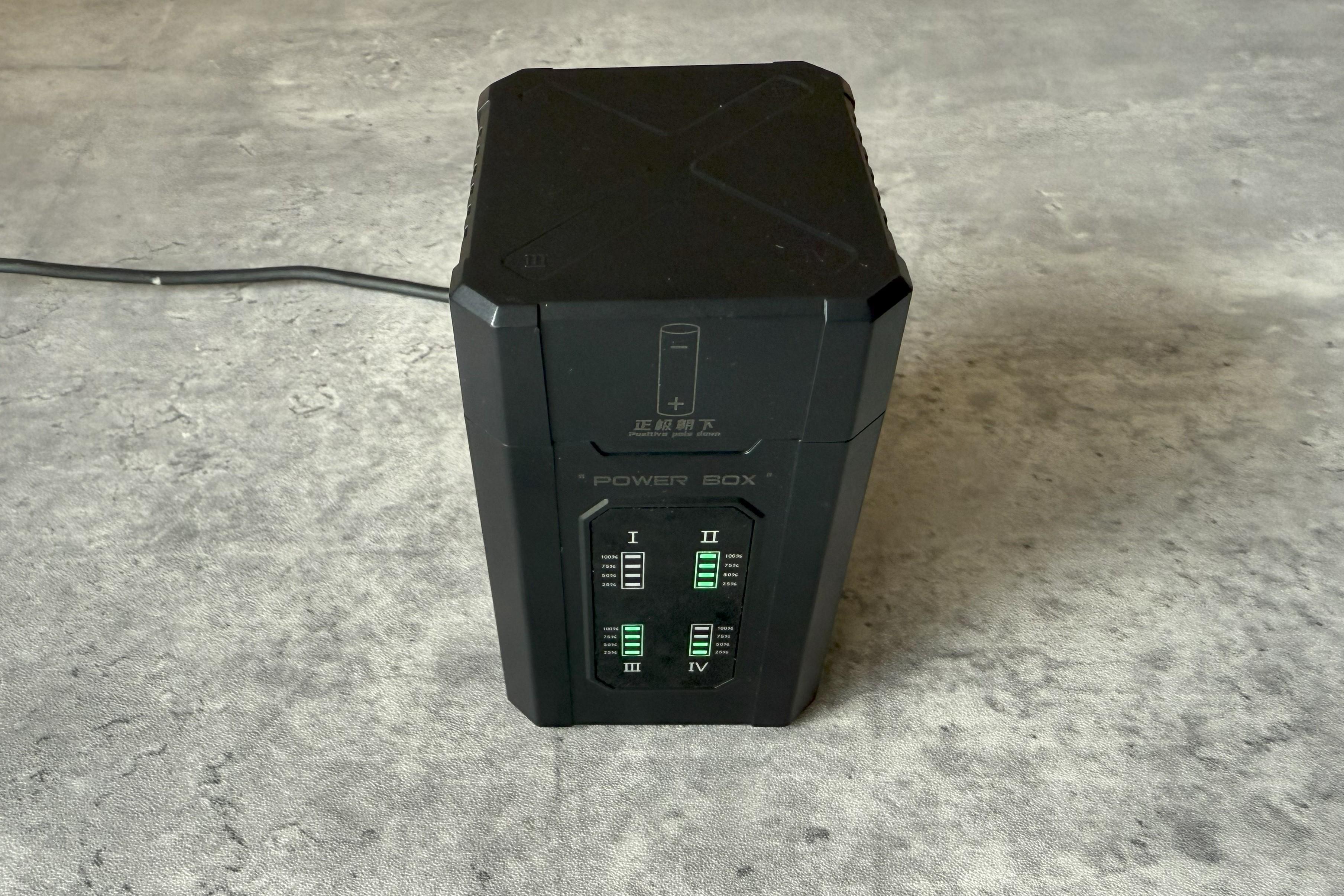 このバッテリー、本体はわずか40g。軽さの秘密は「電池を交換