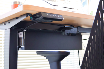 山崎実業のコレなら、デスクまわりの「電源ゴチャゴチャ問題」が解決！挿し替えもスムーズで快適だよ