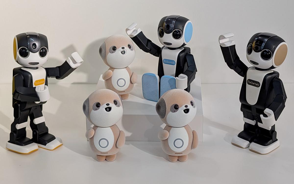 シャープのAIロボット「ポケとも」は家族の一員を狙う。「ロボホン 