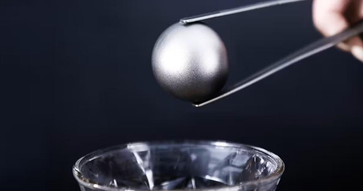 なぜキューブ型からボール型に？「溶けない氷」の進化が合理的だった