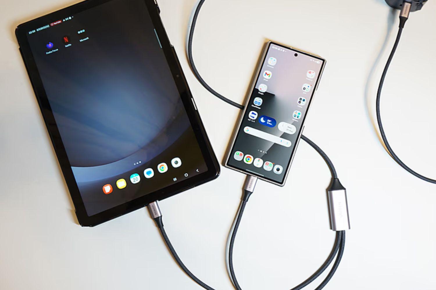 Y形デザインで「2台同時に充電」可能。しかも端正な上にタフとか