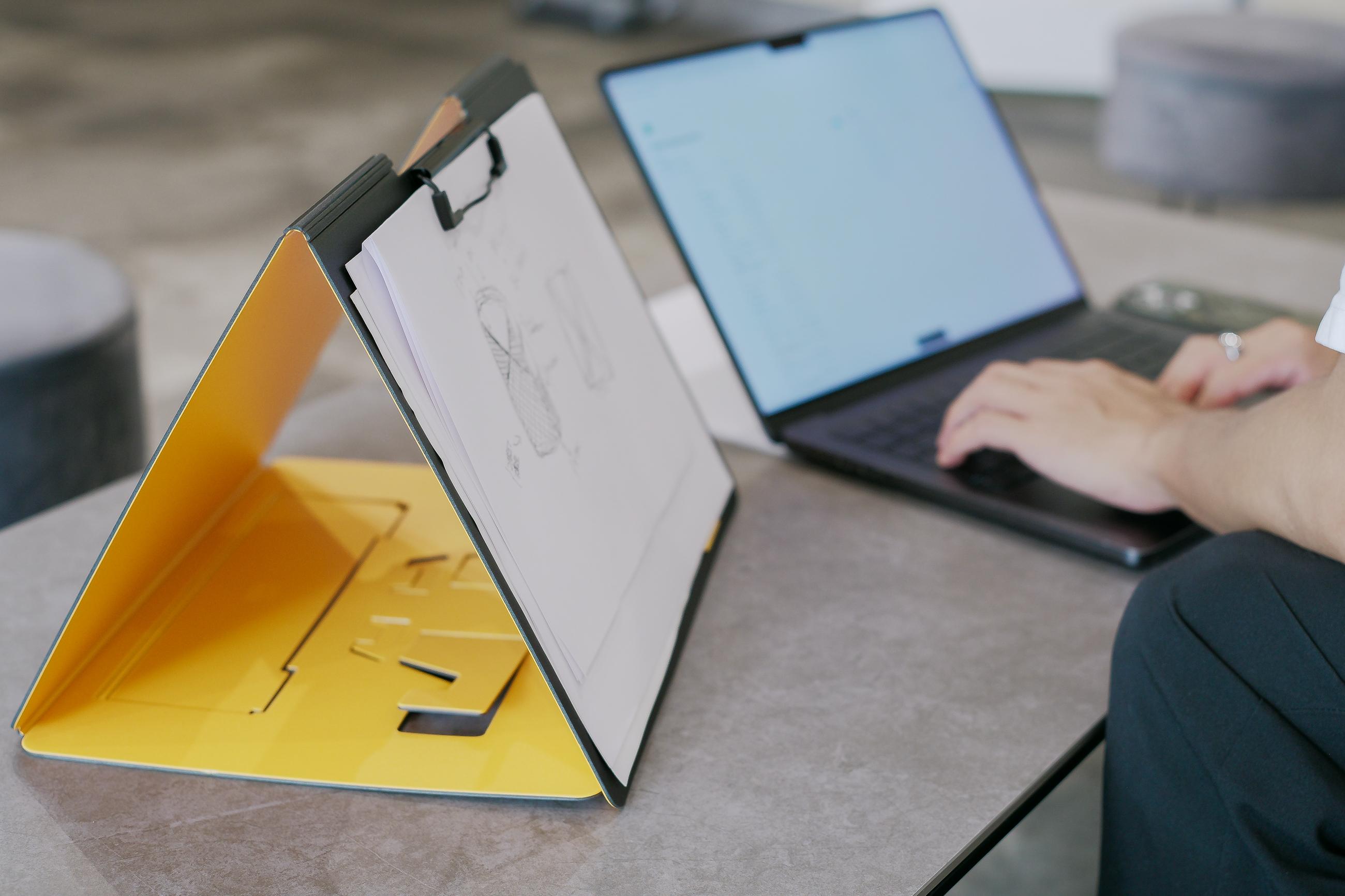 仕事や読書、勉強に大活躍。ノートPCと相性良しな多機能バインダーが