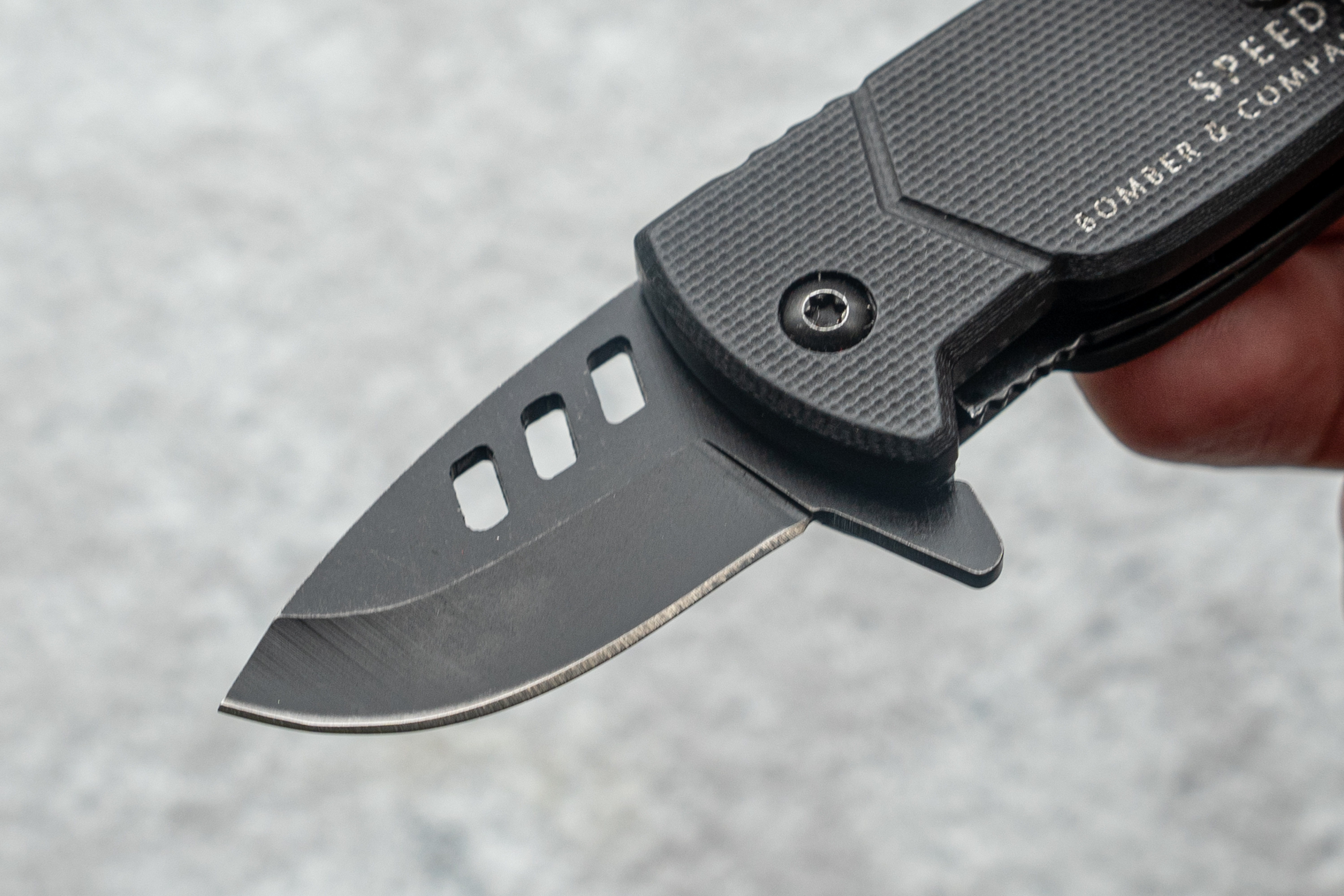 シュバッと開くギミックが楽しい。「SPEEDY」はアウトドアや日常に便利