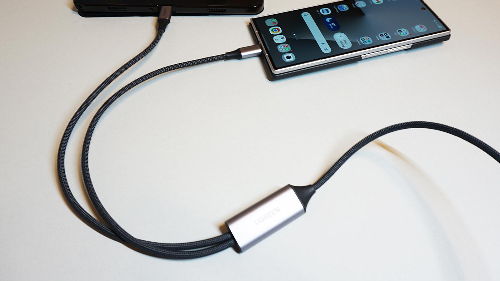 Mi　　複数名セット Y形デザインで「2台同時に充電」可能。端正な上にタフで、外出用に