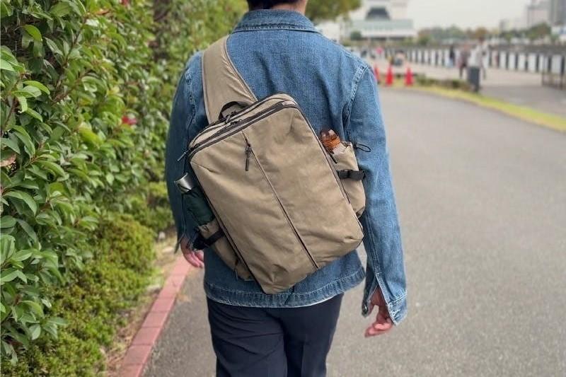 14インチPC対応！一泊出張もこなせる多機能スリングバッグの収納