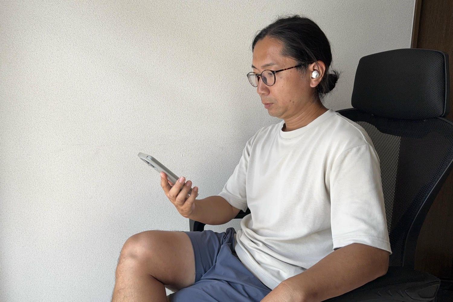 パッと見イヤホン、実は集音器。AIで会話がちょっとラクになる