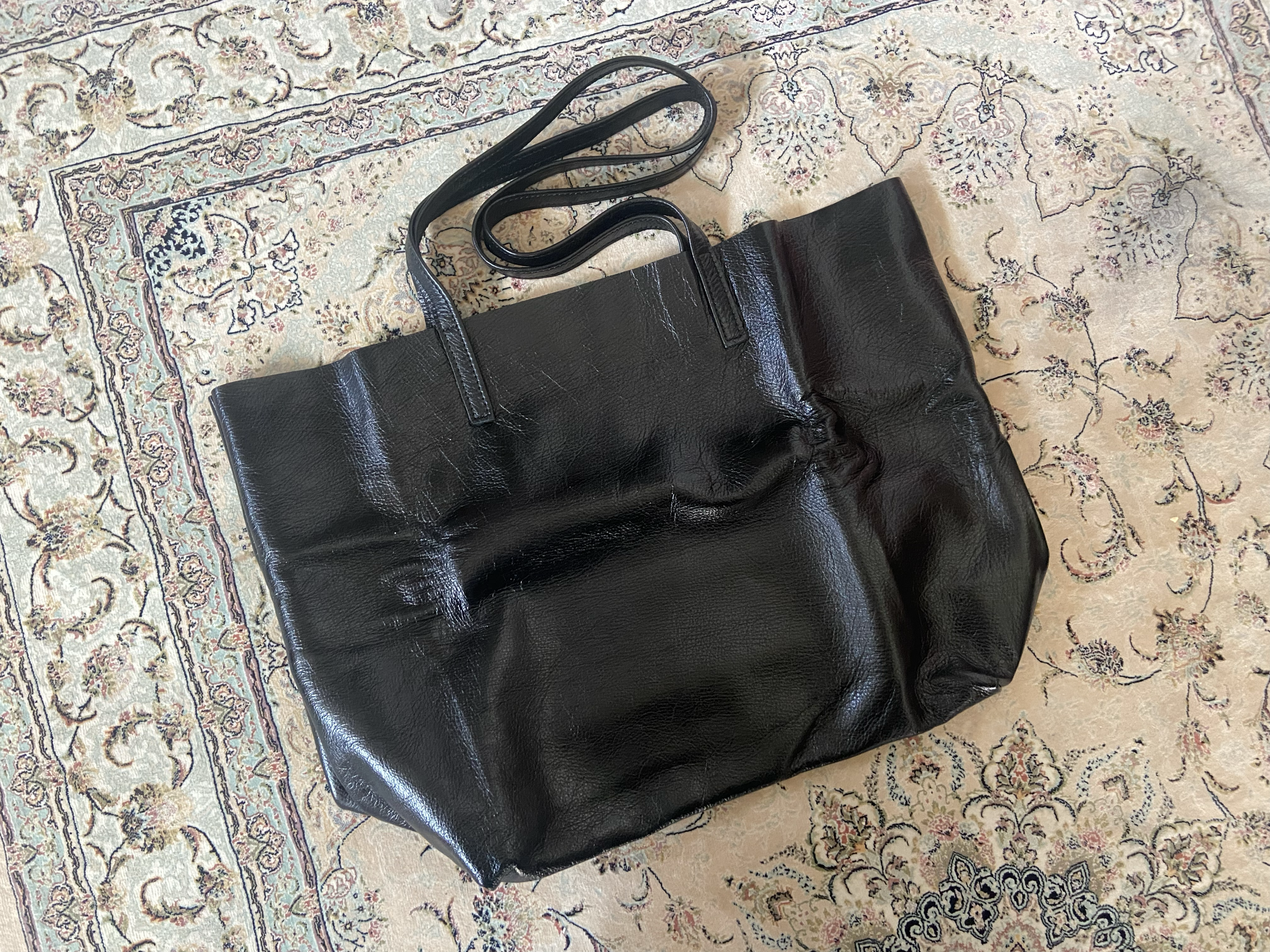 これ、本革のトートバッグなんです。小さく折り畳めて、軽くて、A4 