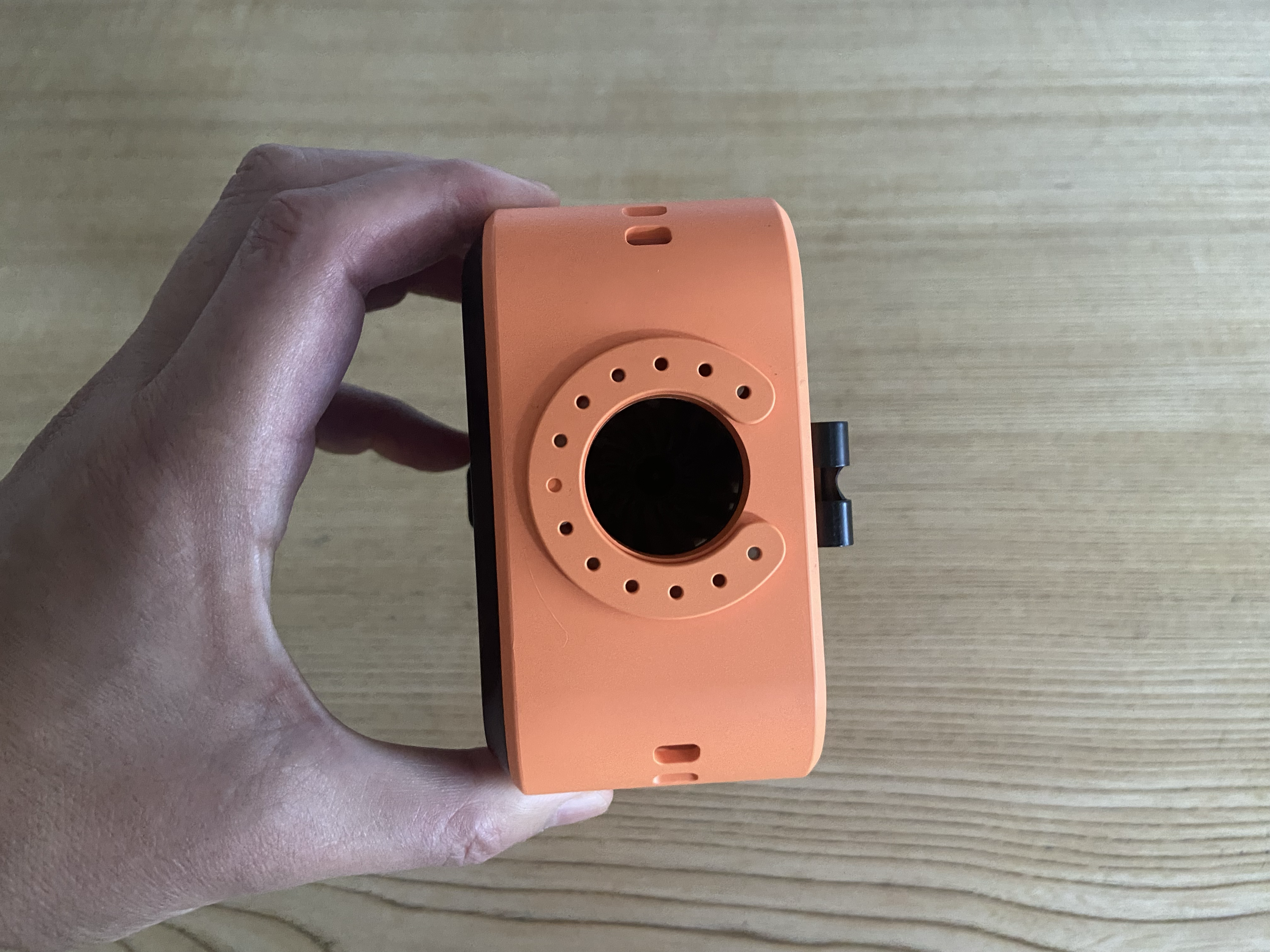 太陽＝バッテリーだ。充電もできるパワフル送風機を、あんな