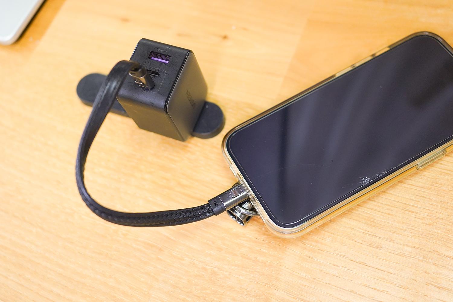 充電ケーブル忘れた…」を完璧に対策。このスマホストラップが2重の意味 充電ケーブル忘れた…」を完璧に対策。このスマホストラップが2重の意味