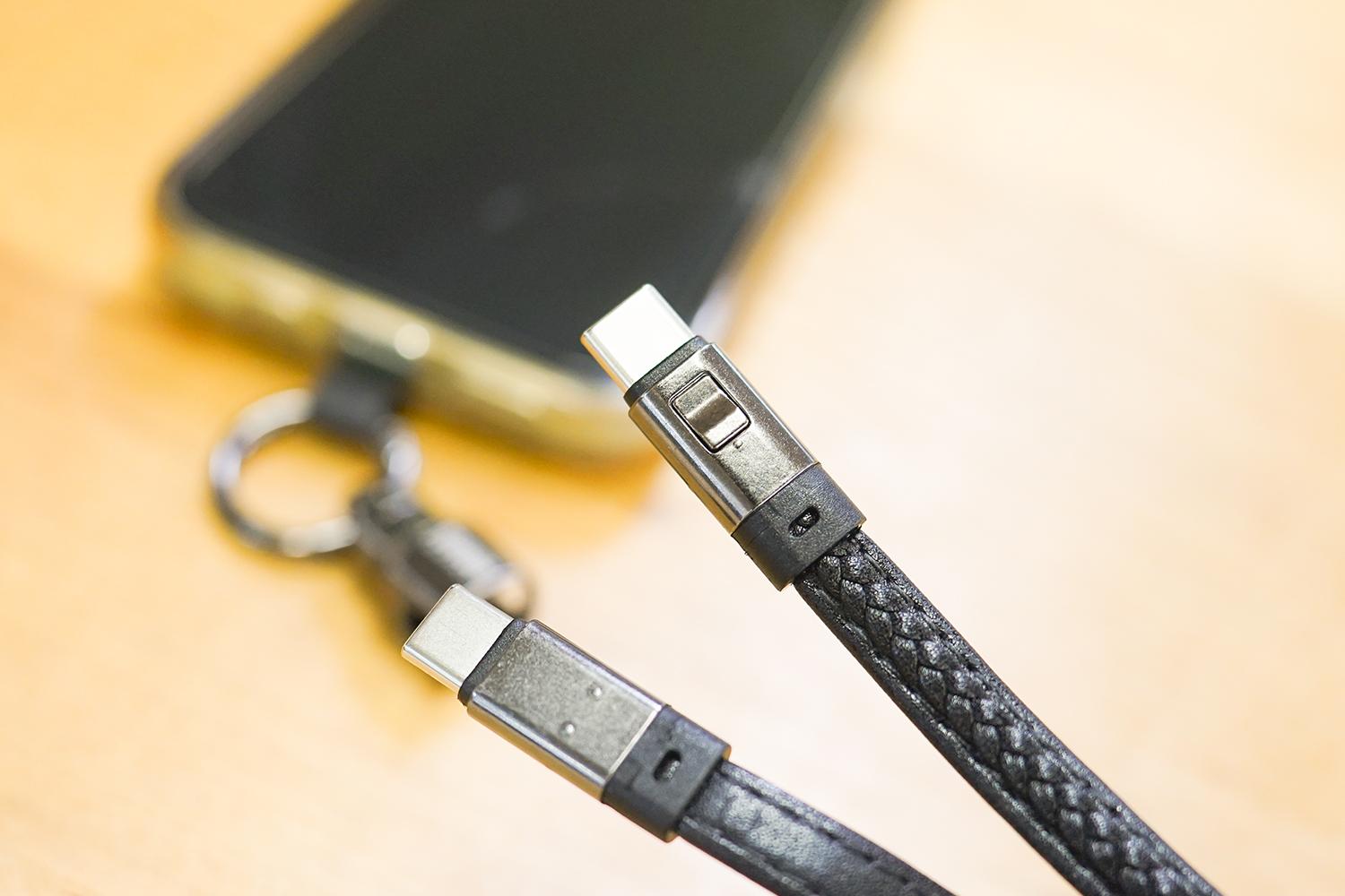 充電ケーブル忘れた…」を完璧に対策。このスマホストラップが2重の意味