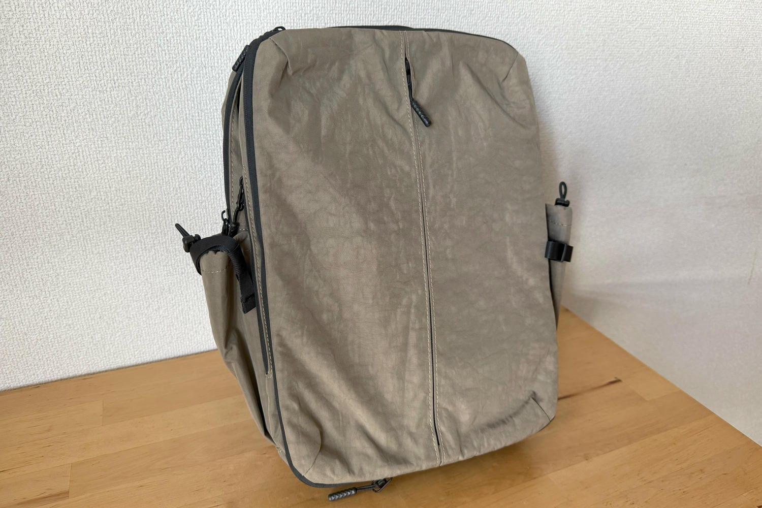 一泊できちゃうの？ノートPCも入るスリングバッグ「ATTIV」を試して