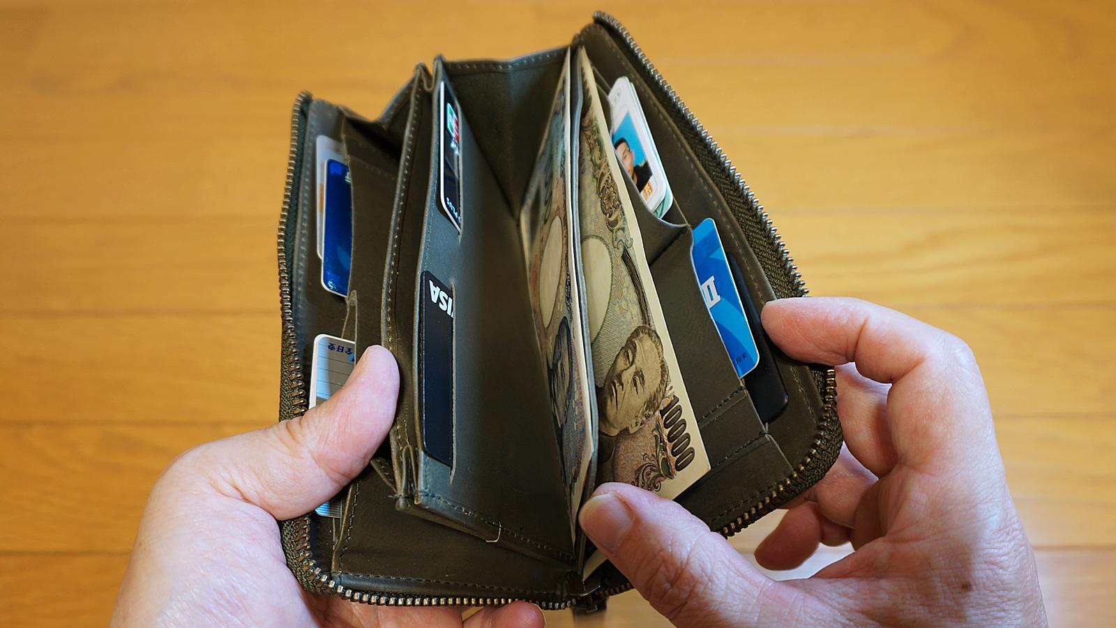 まだまだ現金を使う人へ。紙幣は最大50枚カードは24枚も入るコンパクト