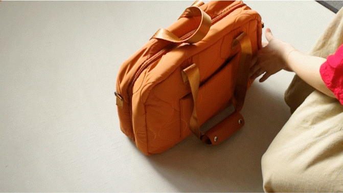 ボストンバッグがパカッと開く！CA監修の旅行用バッグで荷造りが楽しく