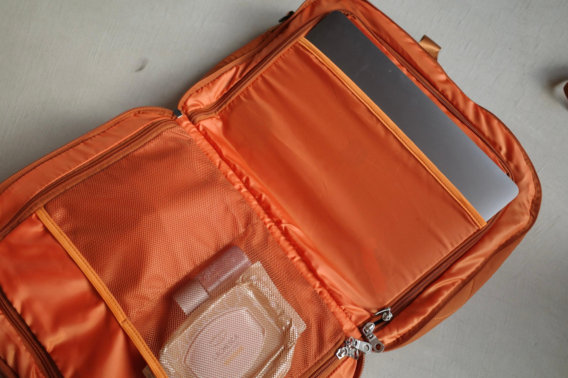 ボストンバッグがパカッと開く！CA監修の旅行用バッグで荷造りが楽しく