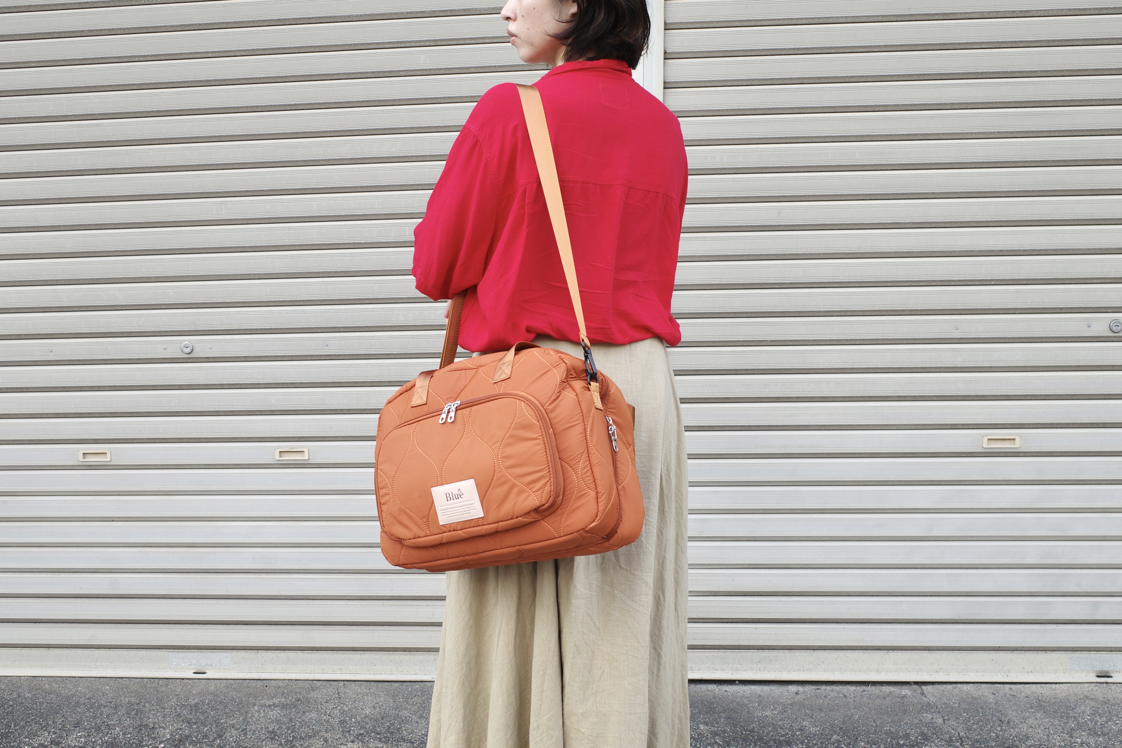 ボストンバッグがパカッと開く！CA監修の旅行用バッグで荷造りが楽しく