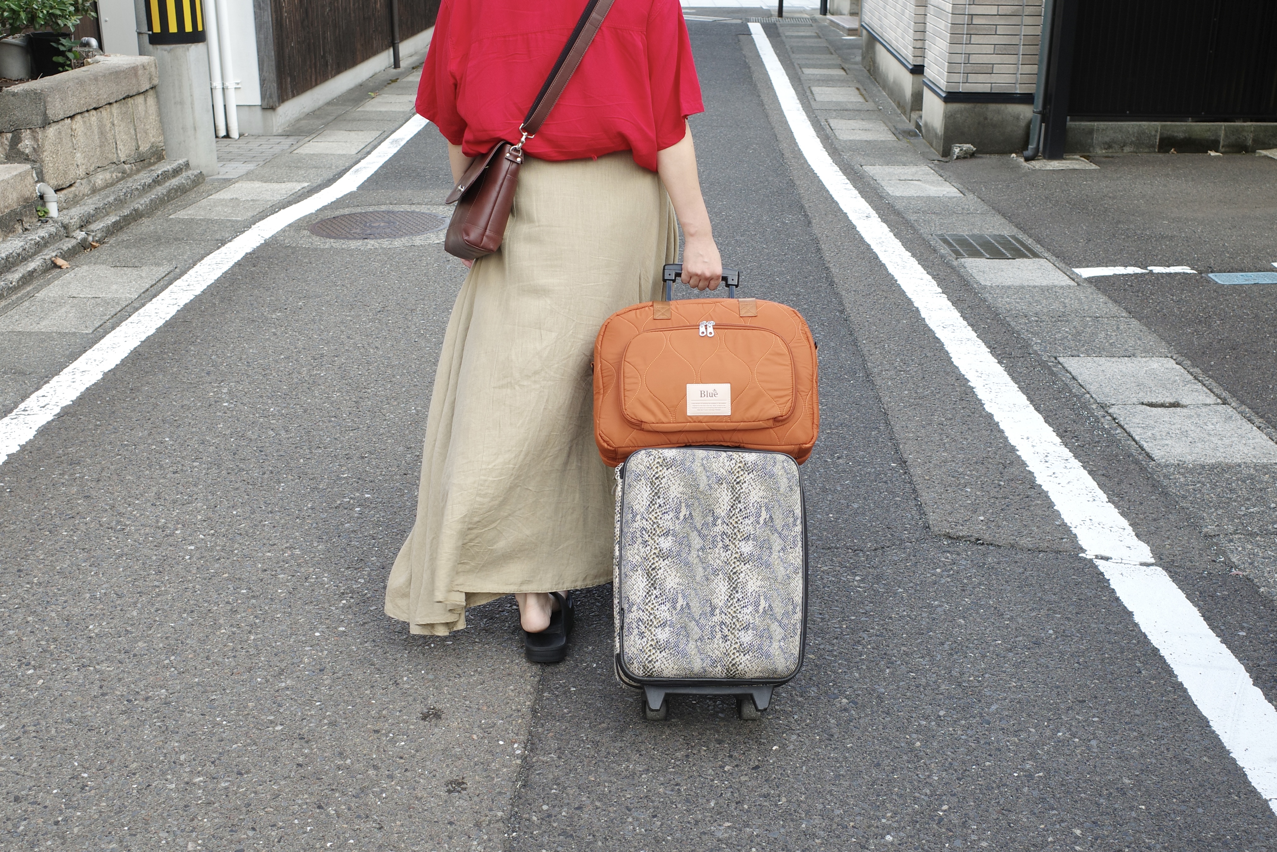 ボストンバッグがパカッと開く！CA監修の旅行用バッグで荷造りが楽しく