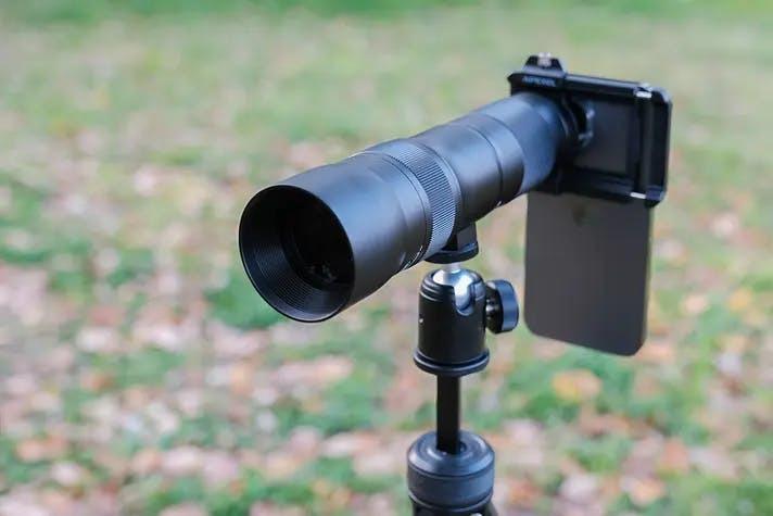 運動会で豆粒写真は卒業。スマホに望遠レンズを足すだけの解決策