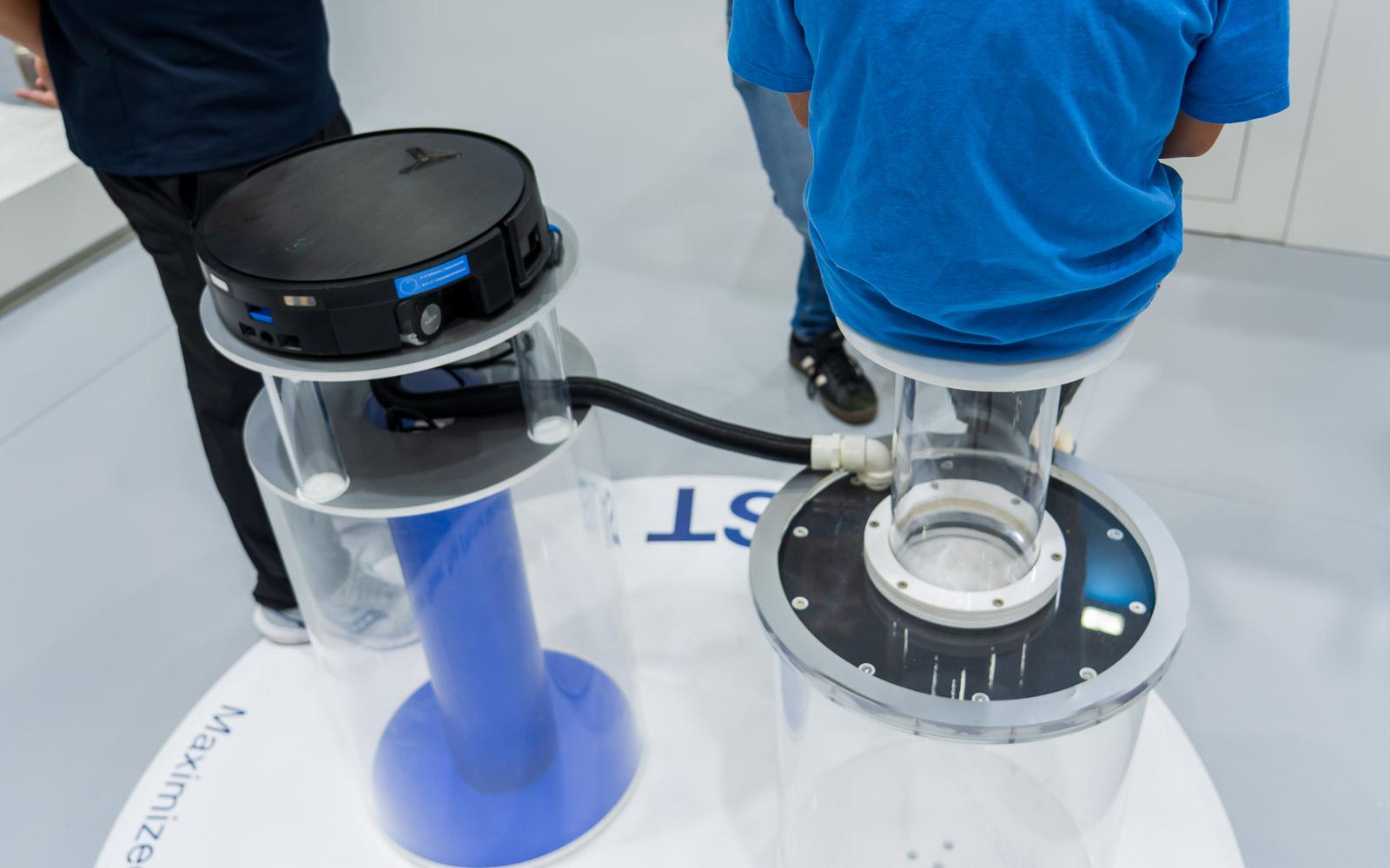 睡眠導入機 ロボット掃除機は階段昇降や急速充電も可能。エコバックス