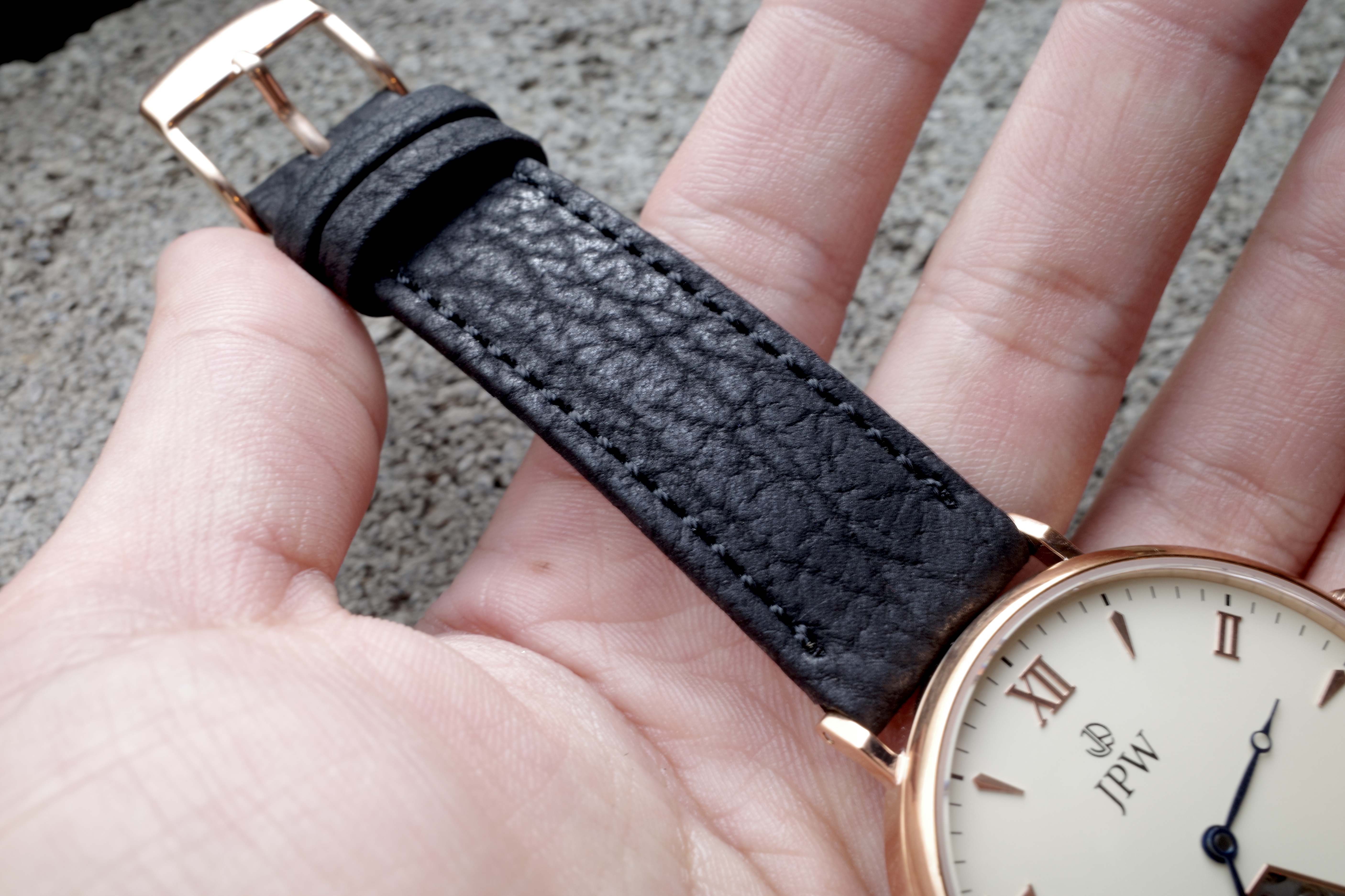 富士山モチーフのオープンハートで遊び心まで纏う。日本製の機械式
